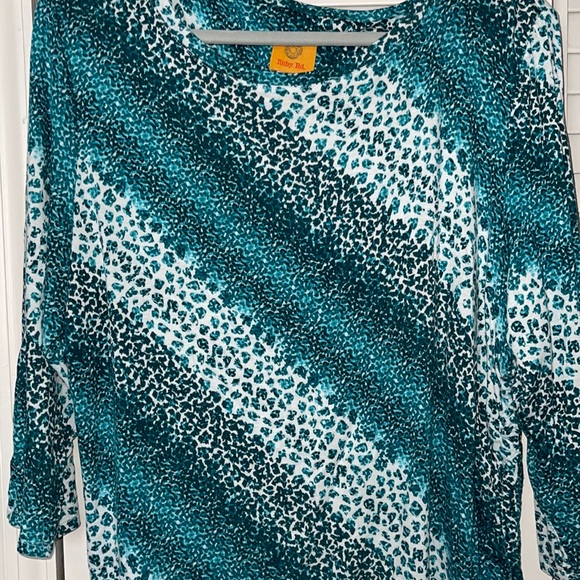 Woman’s top - Picture 1 of 3